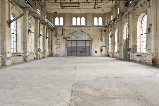 Innenansicht der leeren Montagehalle des Kunstraum Dornbirn, Foto: Darko Todorovic